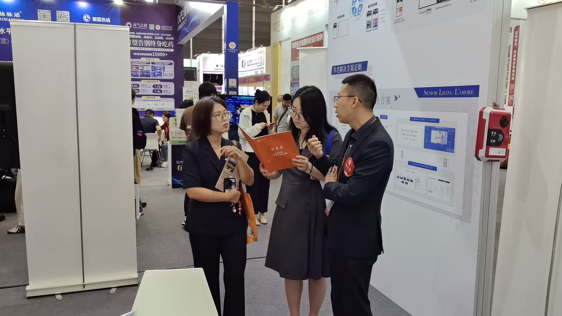 北京悅享數(shù)字&椿萱茂聯(lián)袂亮相上海老博會(huì),自研養(yǎng)老平臺(tái)和解決方案獲廣泛認(rèn)可(圖9) 微信圖片_2025-06-16_135448_838.jpg